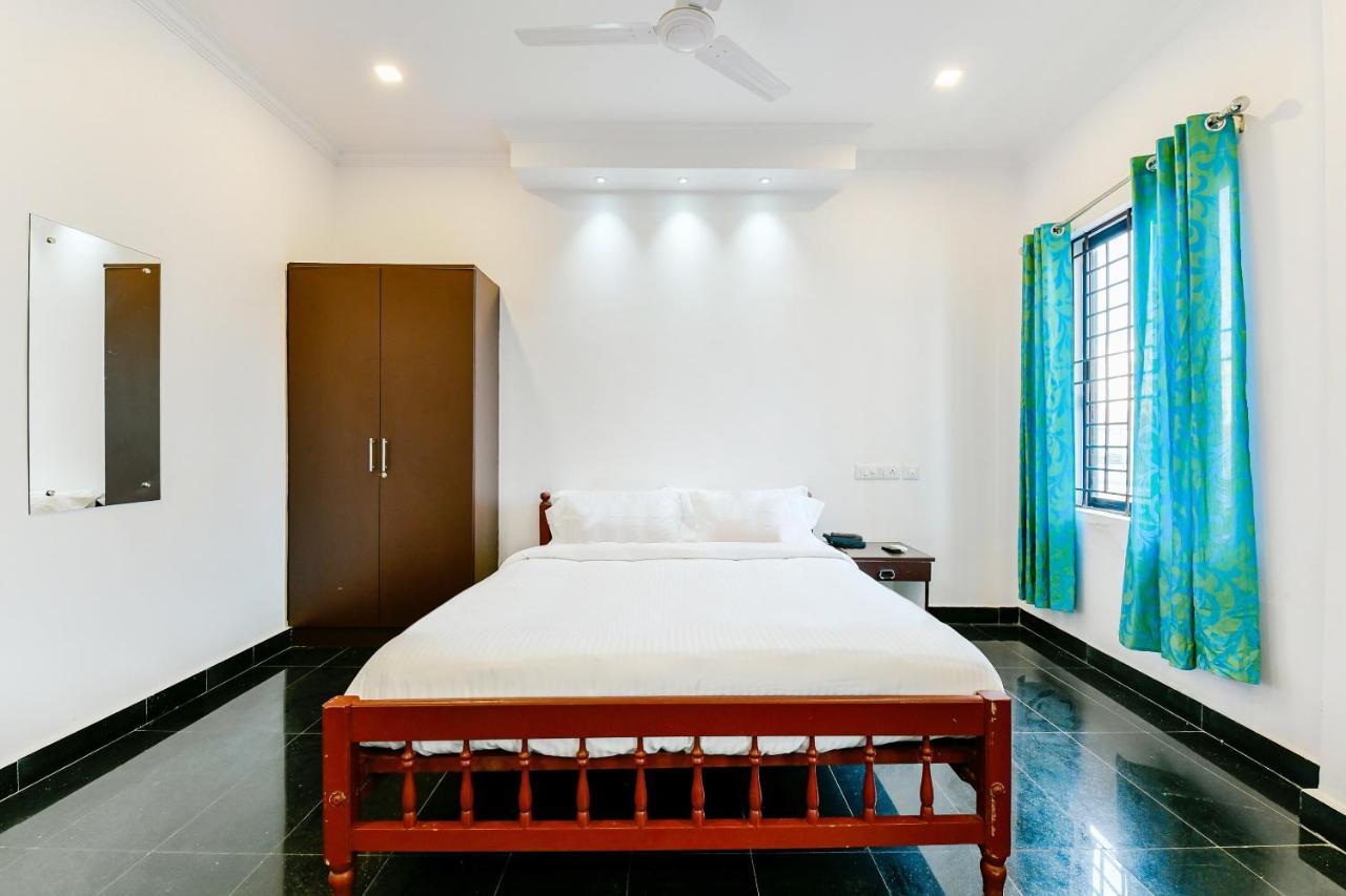 Spot On 39480 Vattekad Tourist Home Kochi Exterior foto