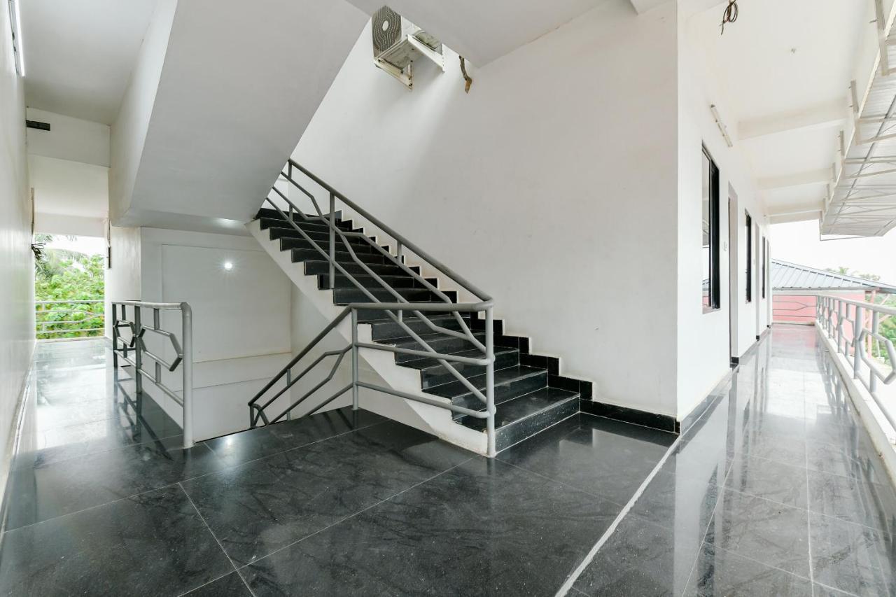 Spot On 39480 Vattekad Tourist Home Kochi Exterior foto